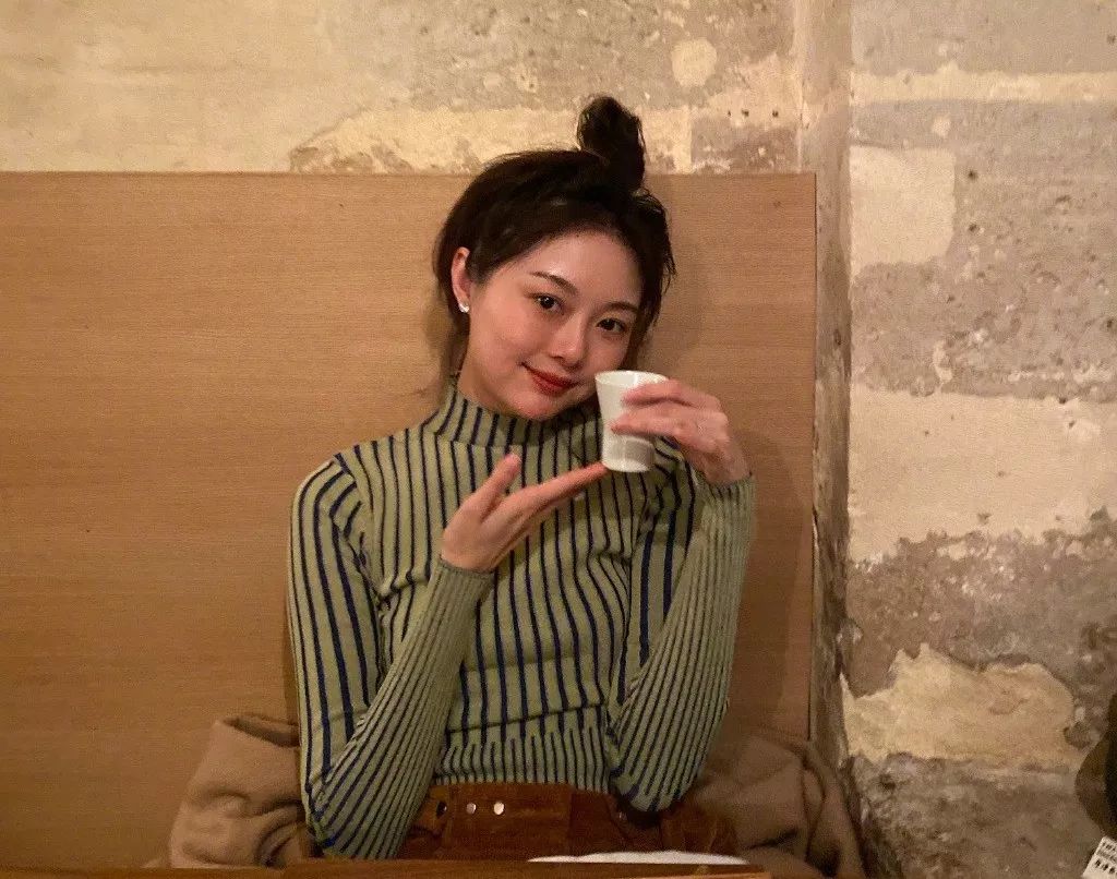 iu发型图片中短发,慵懒韩式低马尾丸子头iu