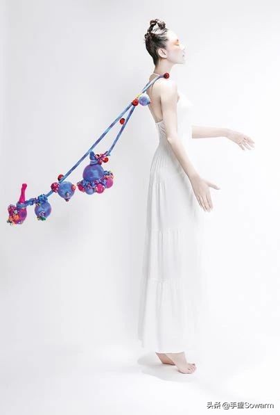 从伯明翰珠宝学院毕业后，她成为“国内羊毛珠宝第一人”