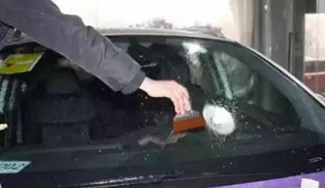 汽车玻璃升降器缝隙脏了怎么清理,汽车玻璃贴膜后有脏点怎么处理