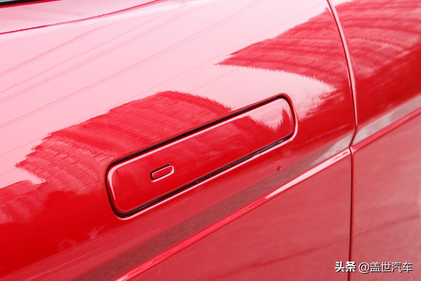 路虎揽胜极光却是个鲜活的例外,路虎揽胜极光刚性车身