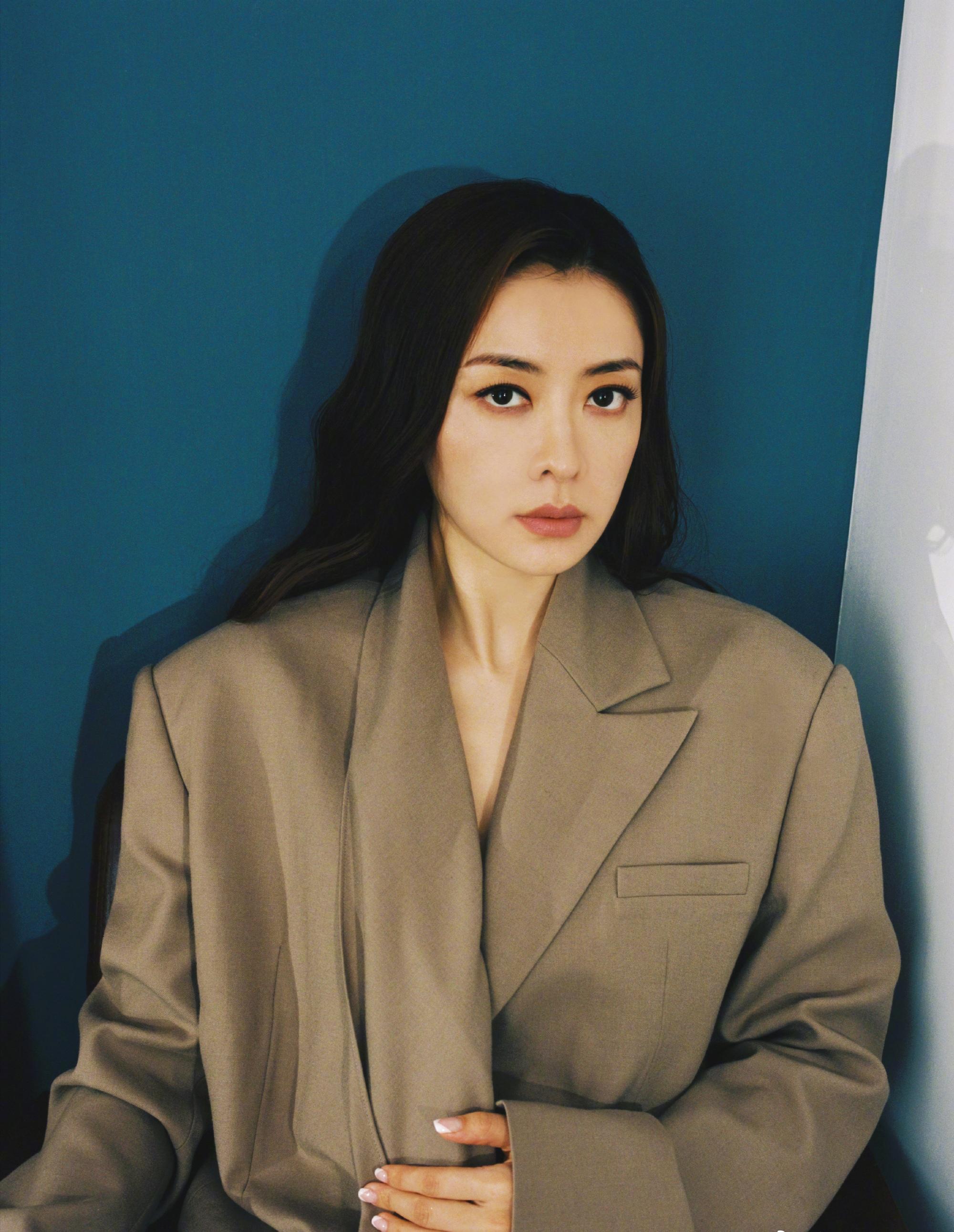 熊黛林穿白衬衫黑色背带裤,熊黛林穿裙子大秀身材