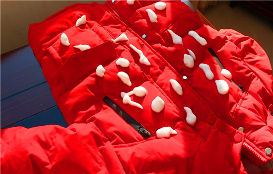 如何让水洗的羽绒迅速蓬松,羽绒服水洗了成坨怎么蓬松