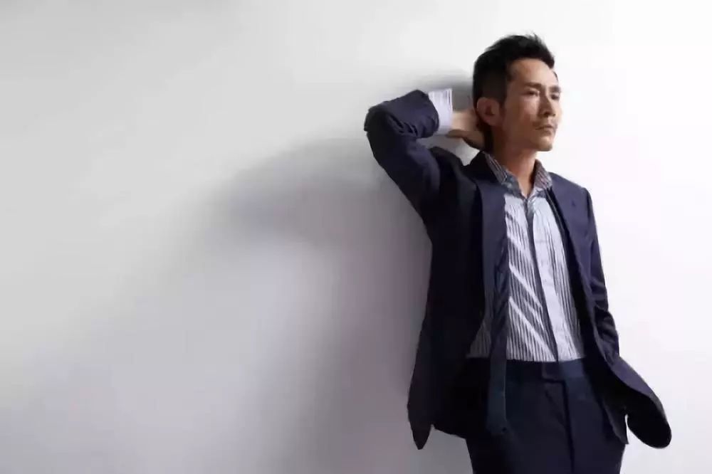 炼过钢水、睡过马路，有人说他才是史上最无奈影帝