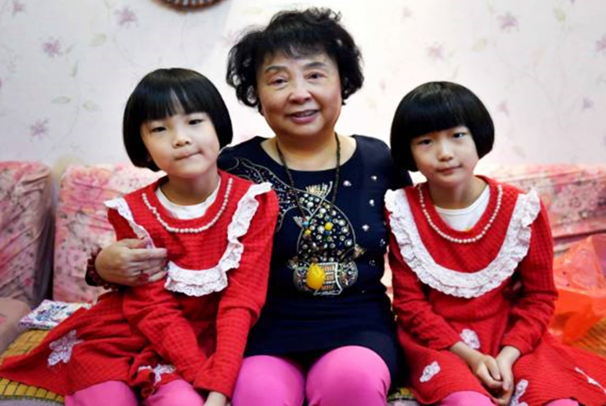 60岁老太生下双胞胎如今现状如何,60岁大妈冒死生下了双胞胎女儿