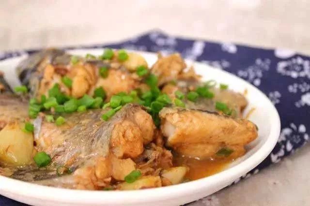 炖鱼的家常做法放什么菜好吃,家常炖鱼简单又好吃的做法