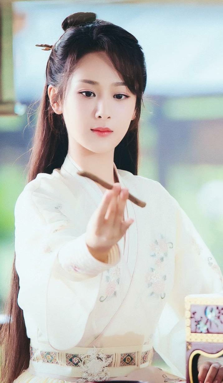 杨紫蜜汁炖鱿鱼路透,杨紫新剧定档湖南台又喜提爆款剧