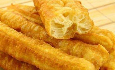 酵母油条膨松剂炸油条,炸油条放了油条蓬松粉还放酵母吗