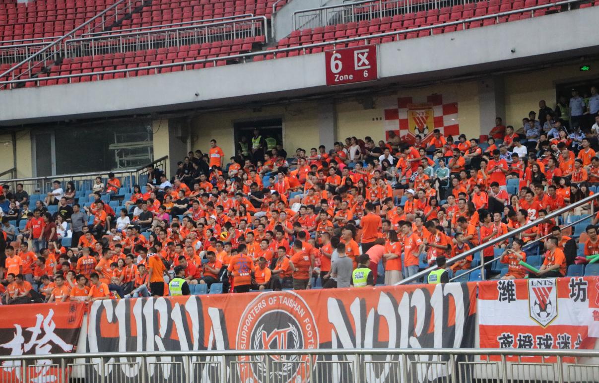 山东鲁能球迷的暖心举动,鲁能球迷的暖心举动