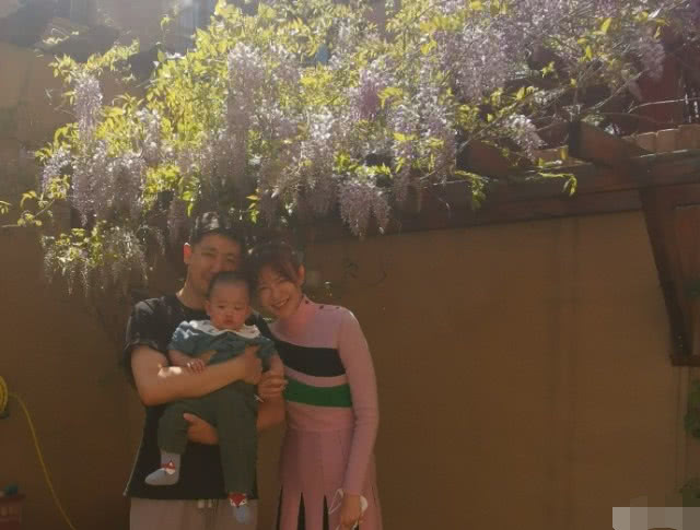 李艾的儿子小灯泡,李艾老公晒娃父子同框儿子超可爱