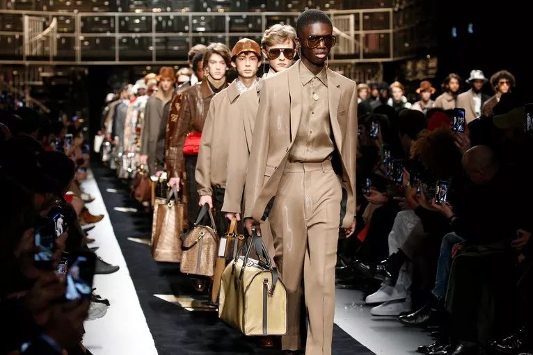 fendi奢潮穿搭,fendi经典时尚