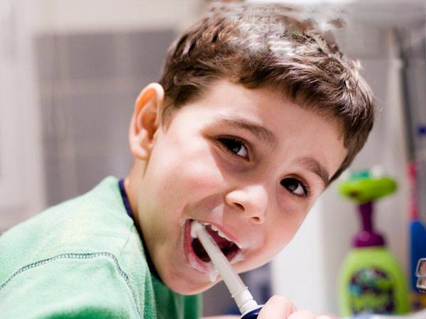 手动牙刷还是电动牙刷好,手动牙刷和电动牙刷刷牙的区别