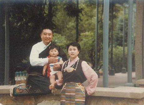 活佛十世班禅，娶了开国上将的外孙女，育有一女现今怎样了？