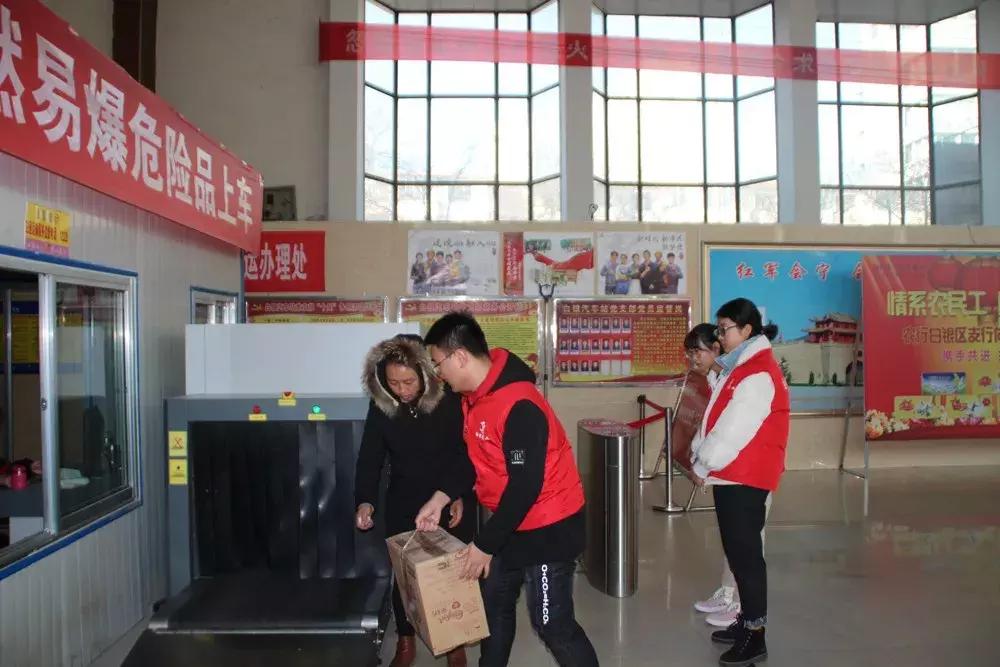 白银:爱心志愿者成为汽车站春运一道最亮风景线