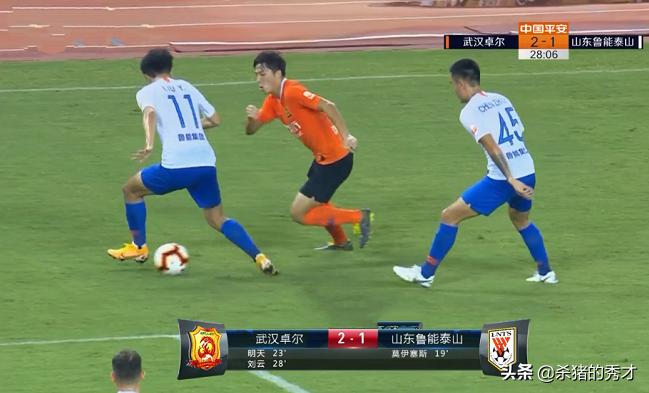 王大雷怒摔水瓶+飚国骂，慢镜头回看2次丢球，左路2将被打爆