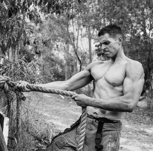 300斤的肥宅穿越异世界逆袭变帅哥,300斤肥胖逆袭变成女神