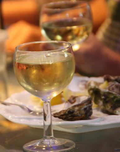 给孩子喂酒导致孩子死亡,男童被喂水呛到去世后续