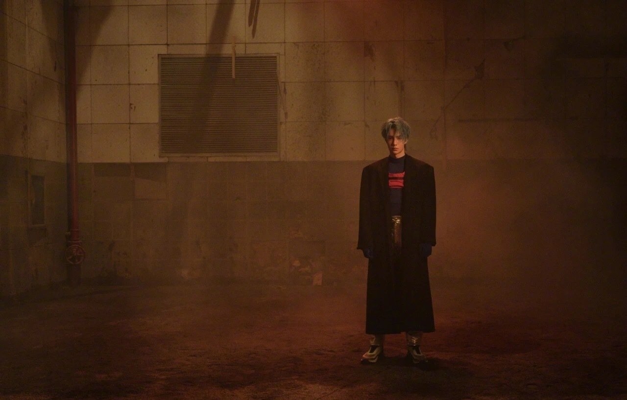 王一博身着黑色金丝长衫亮相,王一博的时尚穿搭酷盖帅气十足