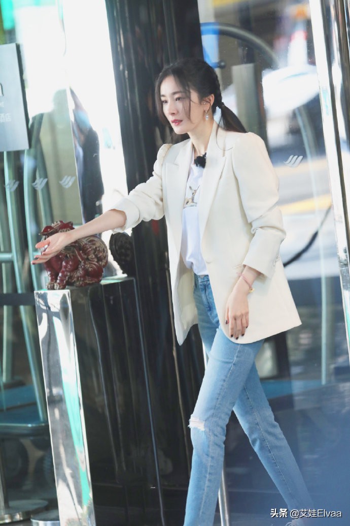杨幂发嗲,杨幂身穿白色短裙气场十分强大