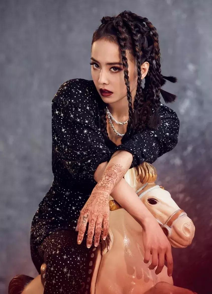 蔡依林的18年老粉儿,蔡依林一身红蓝