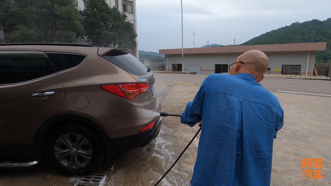 车子半个月没洗了,车子没开几天就脏了