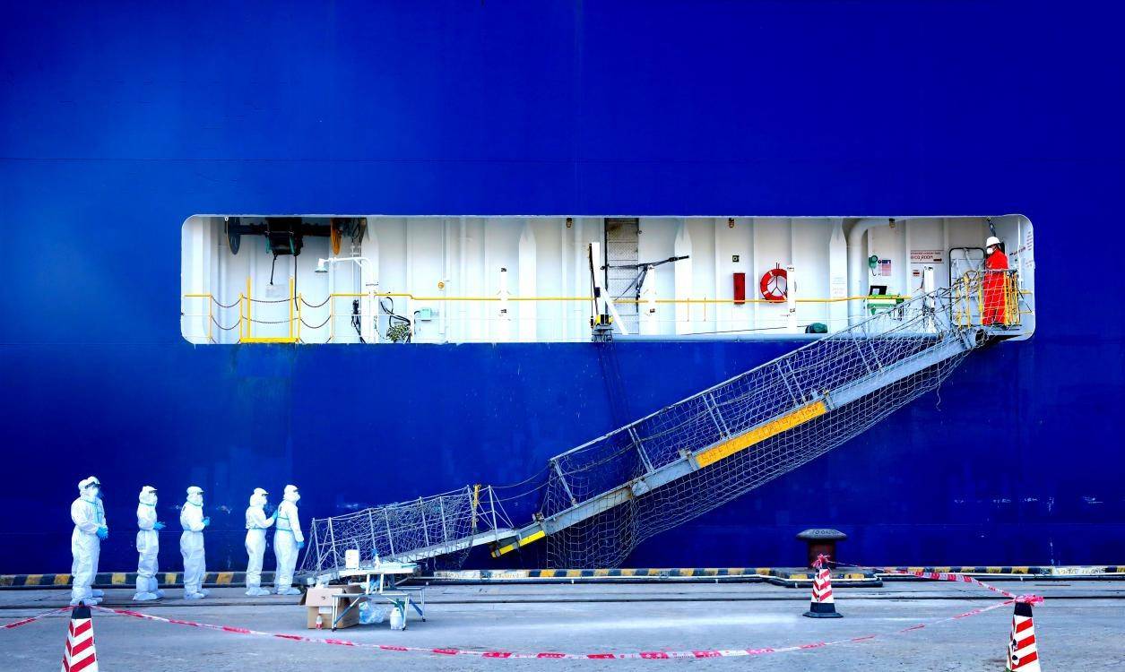 在海上确诊的中国水手:隔离期间写遗书,曾被三座海港拒收