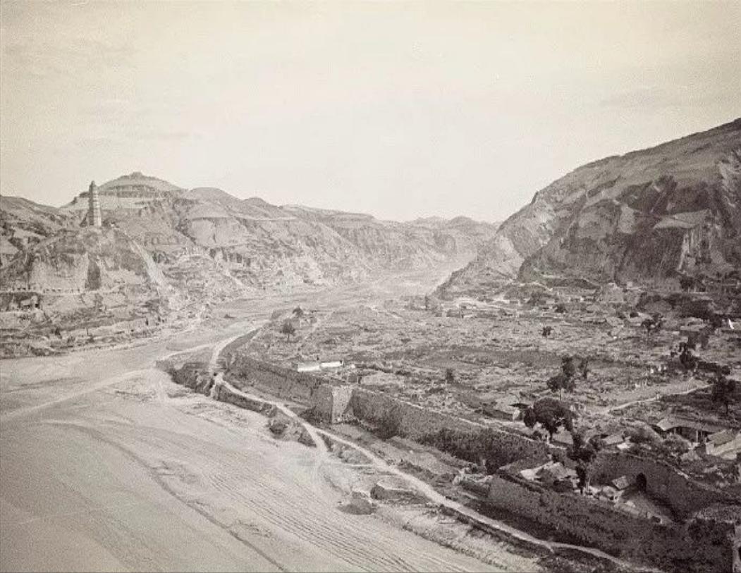 51年毛主席三次怒发批示！亲临秘书墓前痛哭：祖炎啊，我来看你了