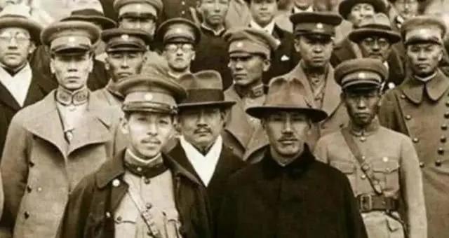 张学良的20万东北军为什么撤退,张学良当年有实力抵抗日本军吗