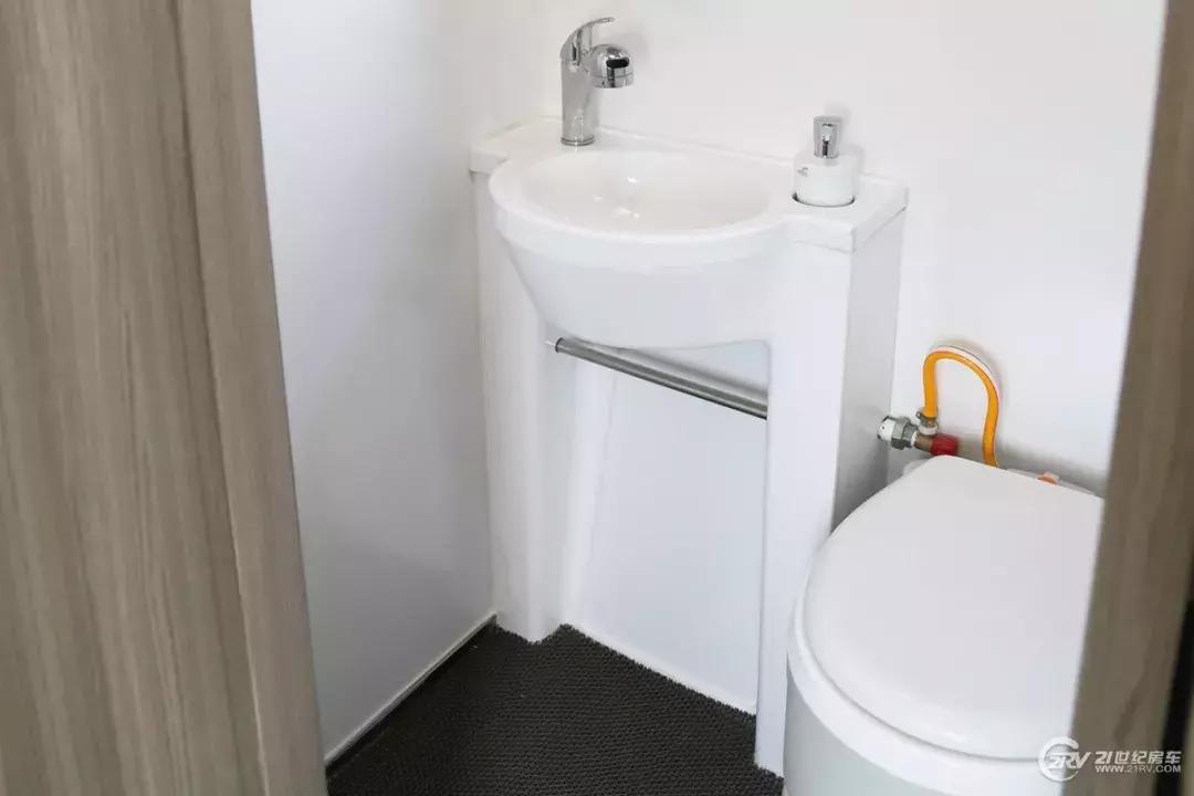 经济实用型7座4驱房车价位,b型房车u型会客区