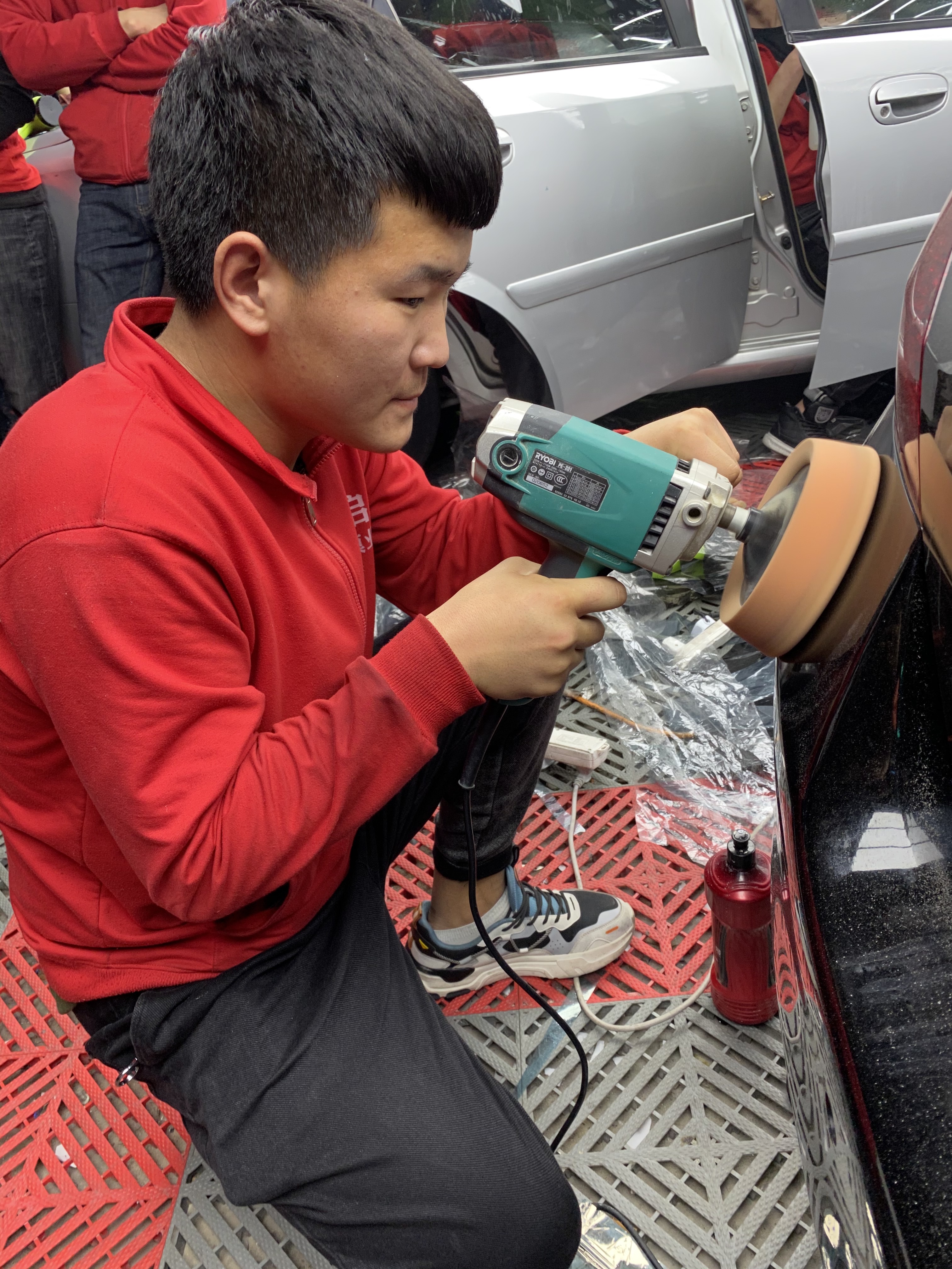 新手如何使用汽车抛光机,抛光机使用方法教程