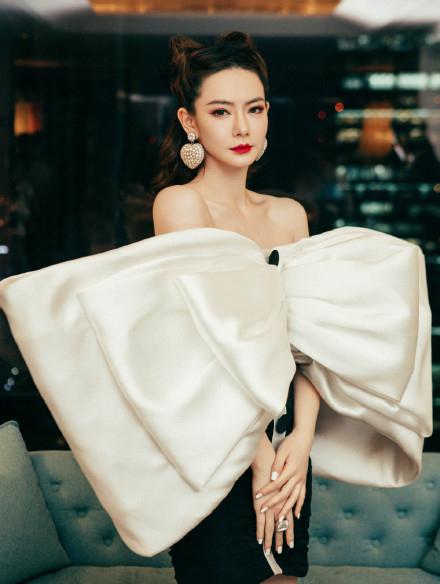 扎头发减龄还是散头发减龄,头发稀少减龄扎发