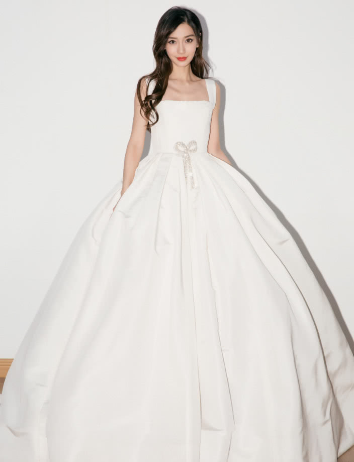 这款裙子裙身是裙摆的1/6，没想到让杨颖穿成了1米55，有毒