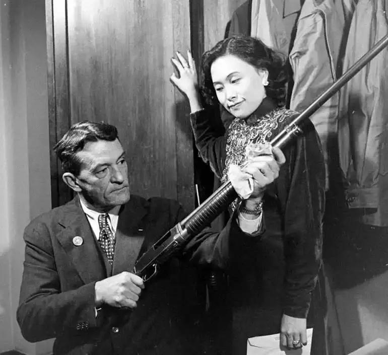 国防部长魏凤和会见了“特殊老兵”