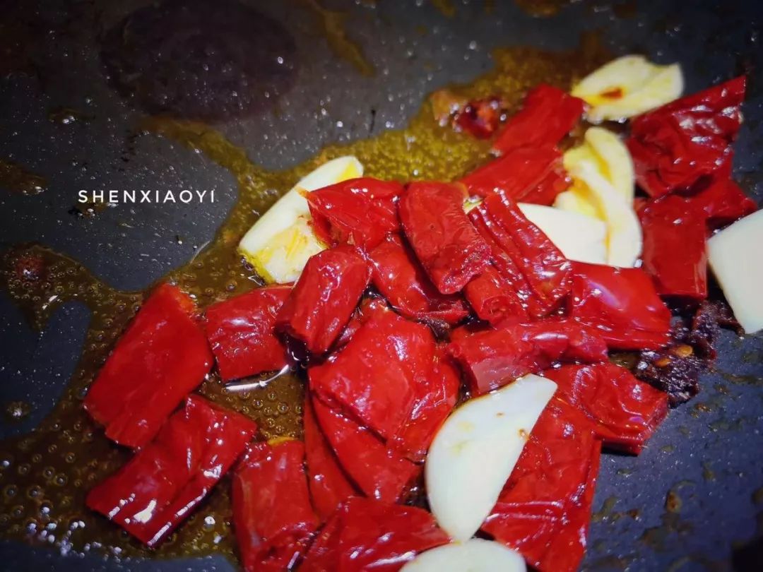 爆炒鸡杂到底要不要焯水,重庆鸡杂的家常做法爆炒泡椒鸡杂