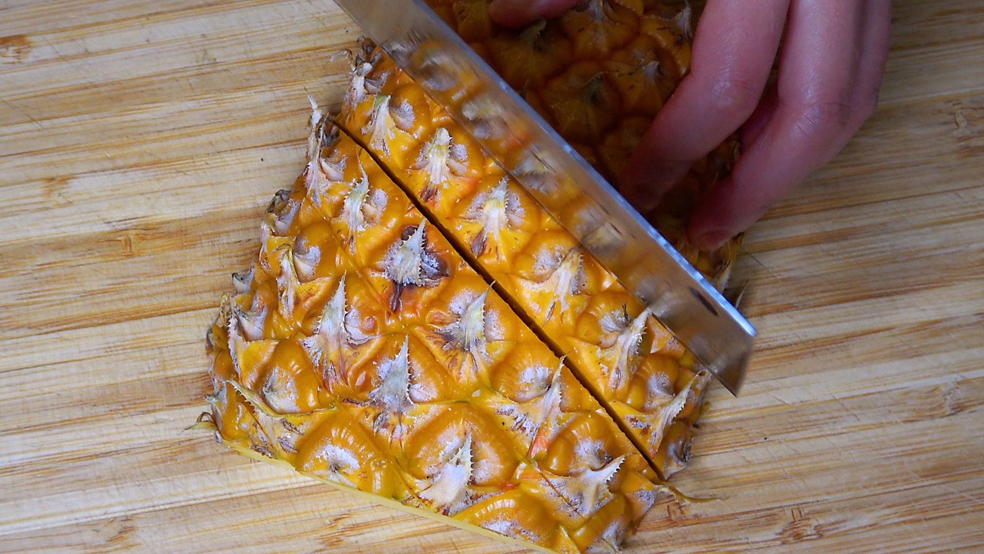 菠萝怎么用盐水泡几分钟才好吃,菠萝是不是用盐水泡一下比较好吃