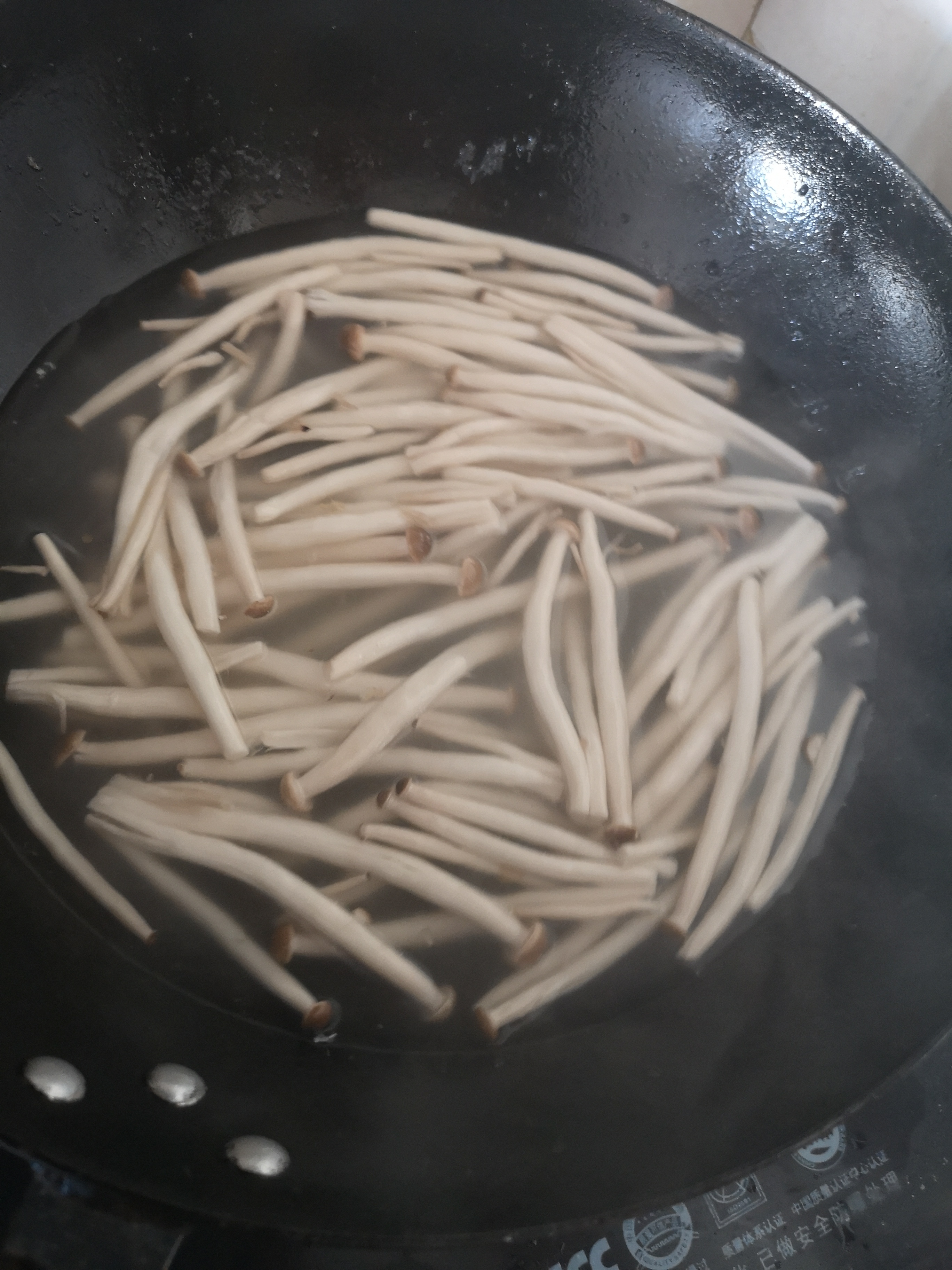 草鱼炖海鲜菇,正宗家常海鲜菇火锅鱼做法