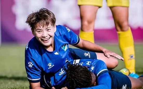 中国足球也在慢慢崛起，力挺他们的付出，为她们喝彩。