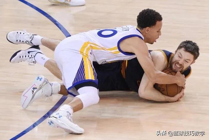 库里上脚了鸳鸯配色的战靴,他最重要的战靴原来是这双