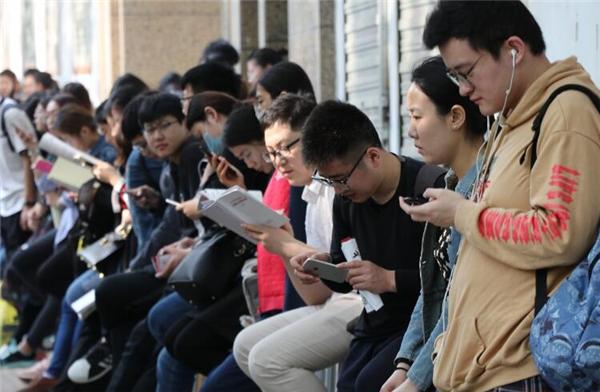 公务员国考和省考难度差距有多大,公务员国考和省考哪个容易逆袭