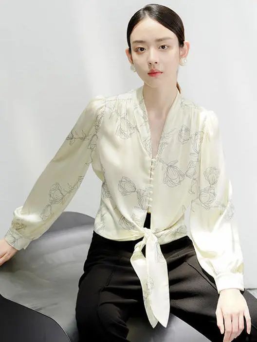 今年流行的衬衫带字母,今年流行衬衫长款花色