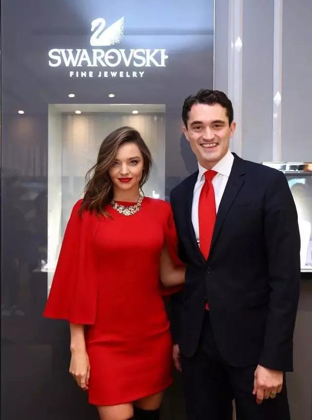 古力娜扎为国人发光的美貌,古力娜扎为韩国明星颁奖