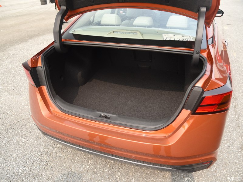 小胡说车日产天籁,小汪试车日产天籁