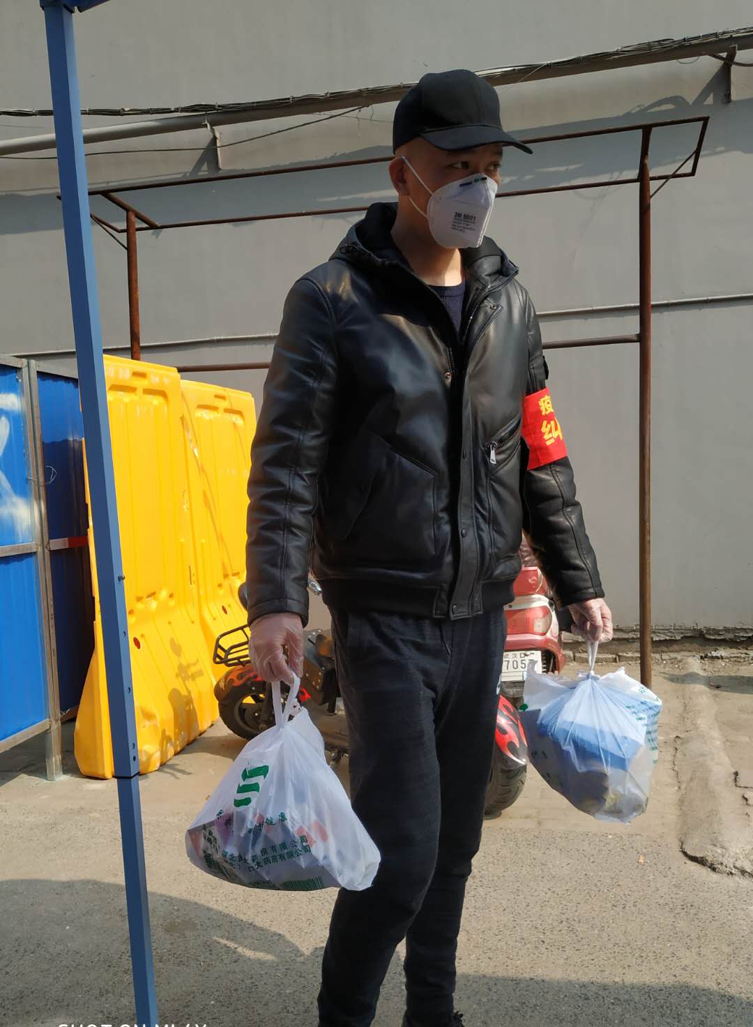 每天6点起床到药店排队，这位城管“代购”赢得居民好评