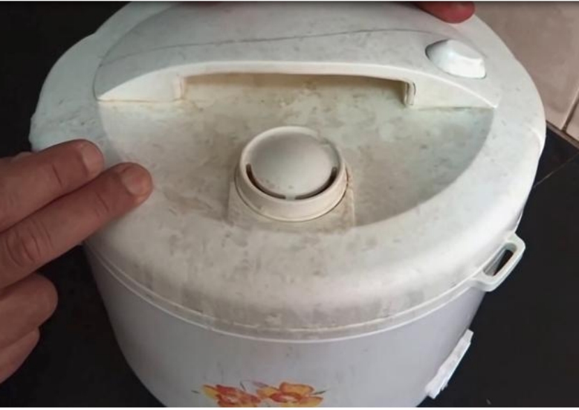 电饭锅里外都是脏东西,教你一个土方法,10分钟轻松擦干净,实用