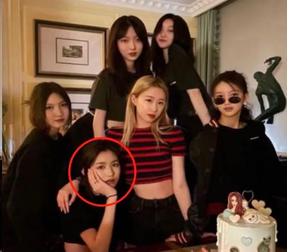 十四岁李嫣与朋友相聚穿水手服,15岁李嫣紧跟潮流