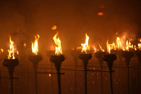 雷打火烧不肖子孙是真的吗？点天灯是从上往下烧还是从下往上？