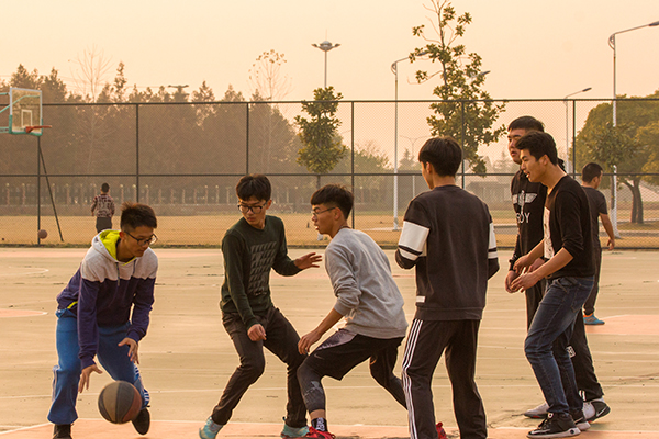 走路的时候经常打软腿怎么回事,走路腿老打颤是什么原因