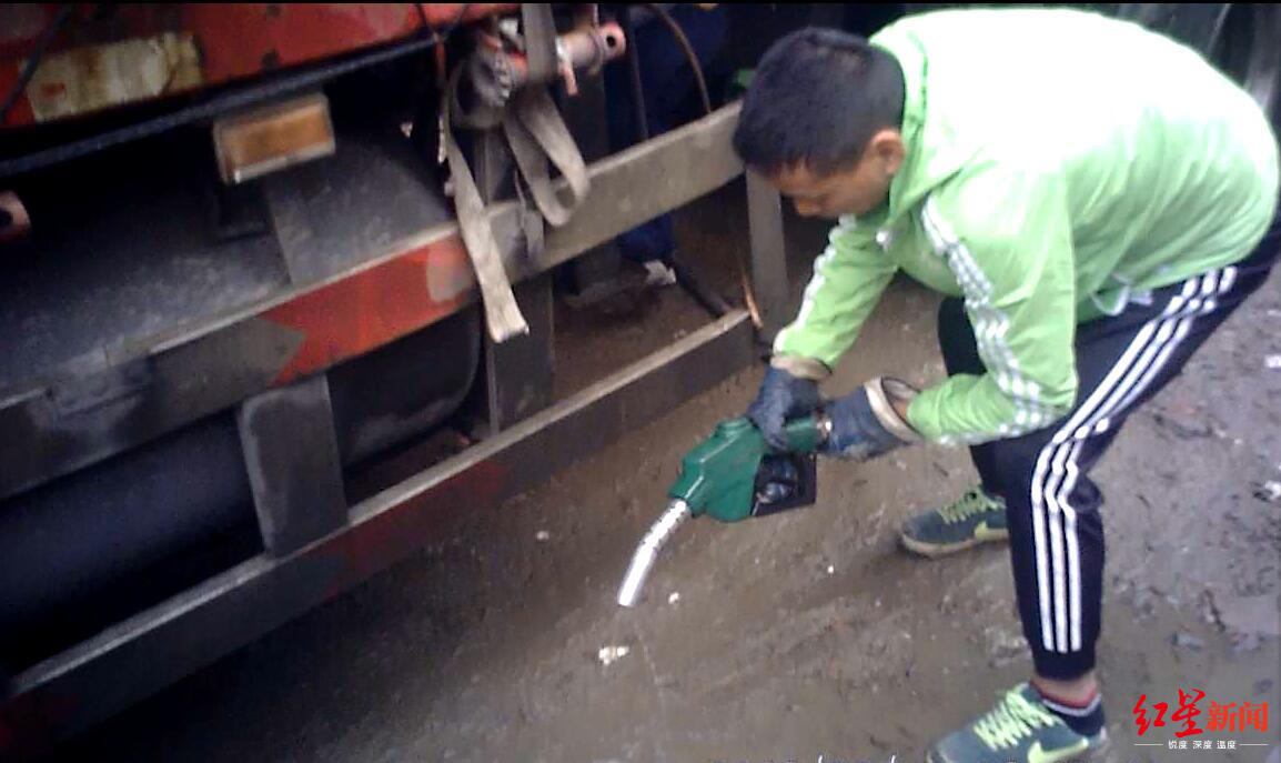 黑加油站藏油罐,加油站油罐埋地扔烟头