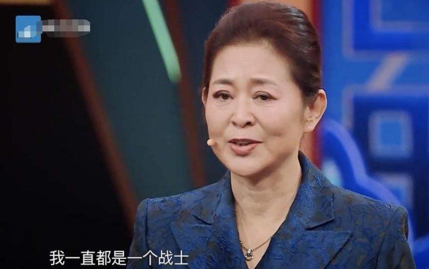 61岁倪萍暴瘦！走路踉跄获朱迅搀扶，身体状态惹网友担忧