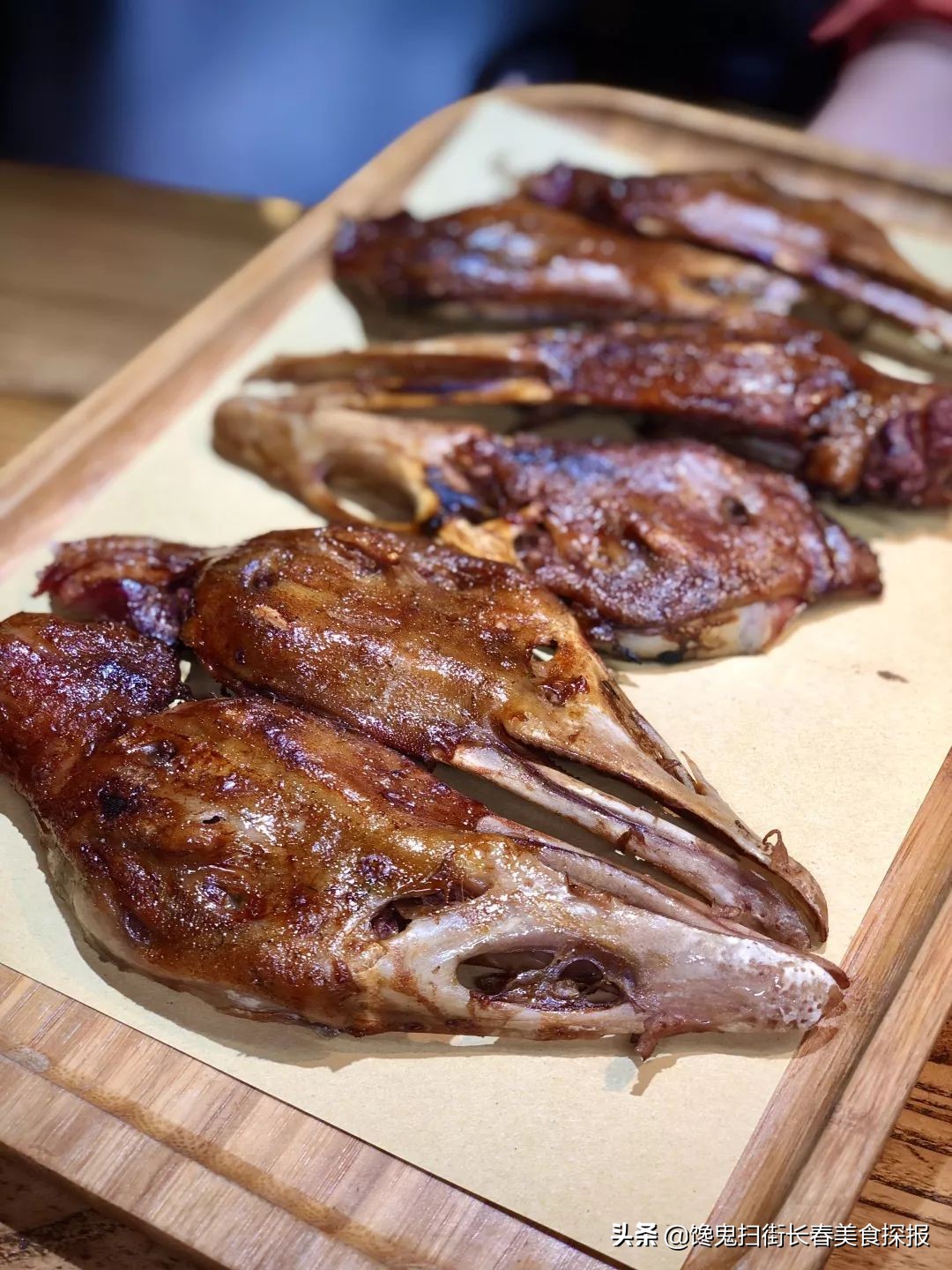 二道老厂区奇店。鹅的一切,全都炭火烤。烤鹅脖大锤抡