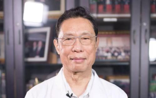 钟南山院士最新谈疫情,钟南山院士与研究生合照意外被亲